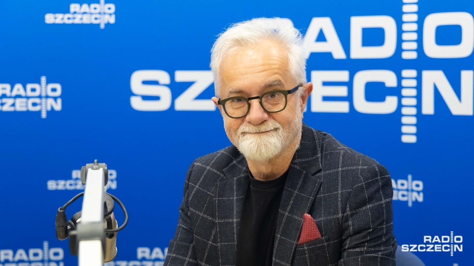 Henryk Sawka, rysownik i komentator politycznej rzeczywistości. Fot. Robert Stachnik [Radio Szczecin]