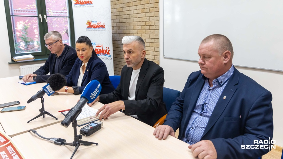 Andrzej Malicki (przewodniczacy Solidarności w ZChPolice), Anna Grudzińska (przew. W Elektrowni Dolna Odra), Przemysław Mazur (wiceprzewodniczacy ZR) i Władysław Szczygielski (przewodniczacy w PKP Cargotabor Szczecin). Fot. Robert Stachnik [Radio Szczecin]