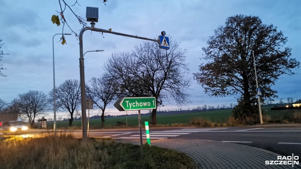 Zarządca drogi zapewnia, że rozmawia z zakładem energetycznym sprawie przyspieszenia formalności, by jeszcze w tym roku doświetlić przejście w Tychowie. Fot. Marek Synowiecki [Radio Szczecin]