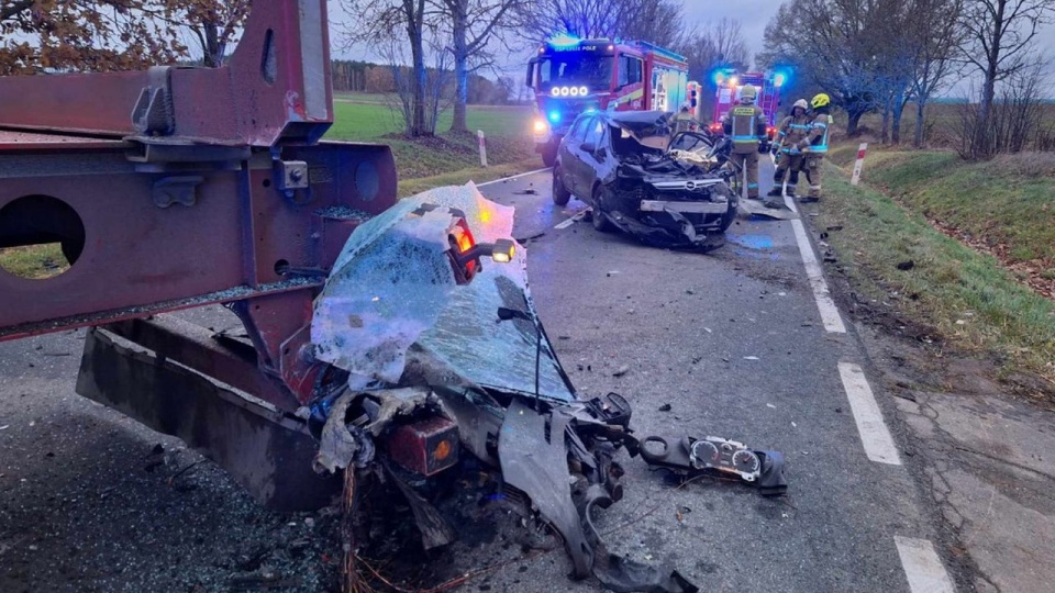 Tragiczny wypadek na DK31. Samochód wbił się w naczepę [ZDJĘCIA]