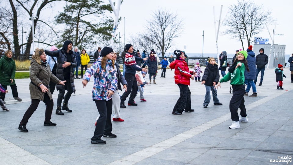 Zumba w Alei Gwiazd w Międzyzdrojach. Fot. Wojciech Ochrymiuk [Radio Szczecin]