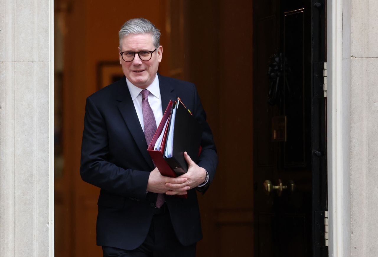 Brytyjska polityka znów żyje jednym pytaniem: co zrobi premier Keir Starmer może jeszcze w poniedziałek (22.06) ogłosić plan odejścia ze stanowiska - informują media nad Tamizą.