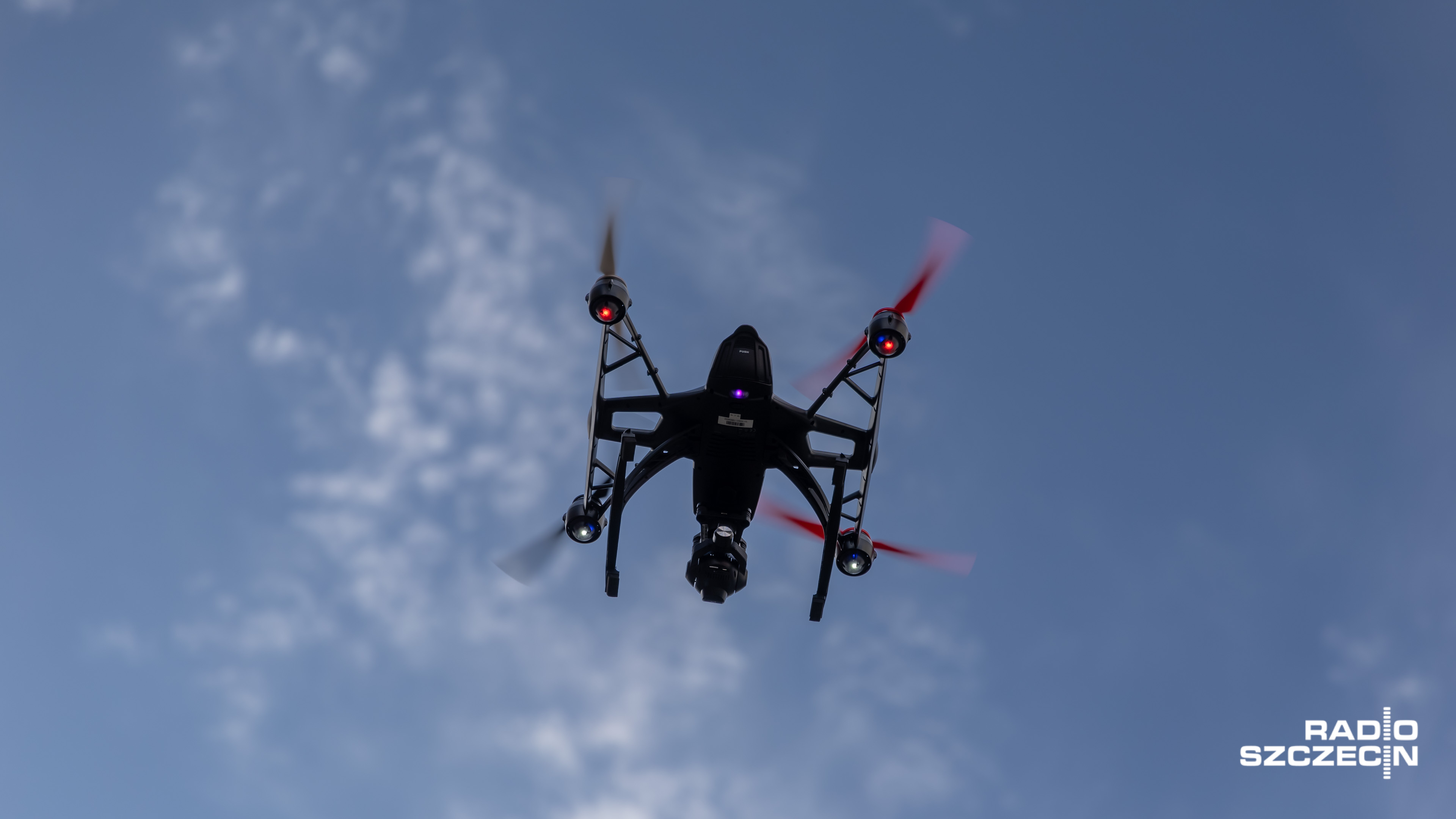 Operatorzy dronów od czwartku mają obowiązek ubezpieczenia swoich dronów, o ile ich masa startowa wynosi od 250 g do 20 kg. Ubezpieczanie ma pokryć ewentualne szkody spowodowane przez drony. Za wykonywanie lotów bez wykupionego OC grozi 4 tys. zł kary.