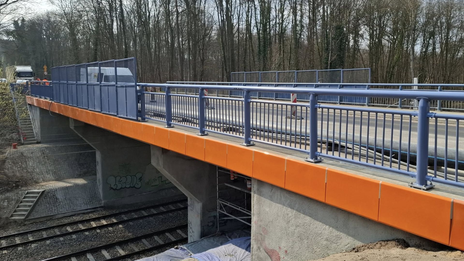 Przebudowa uszkodzonego przez pożar wiaduktu, znajdującego się w polickim Mścięcinie, zostanie w 2026 roku w całości dokończona.