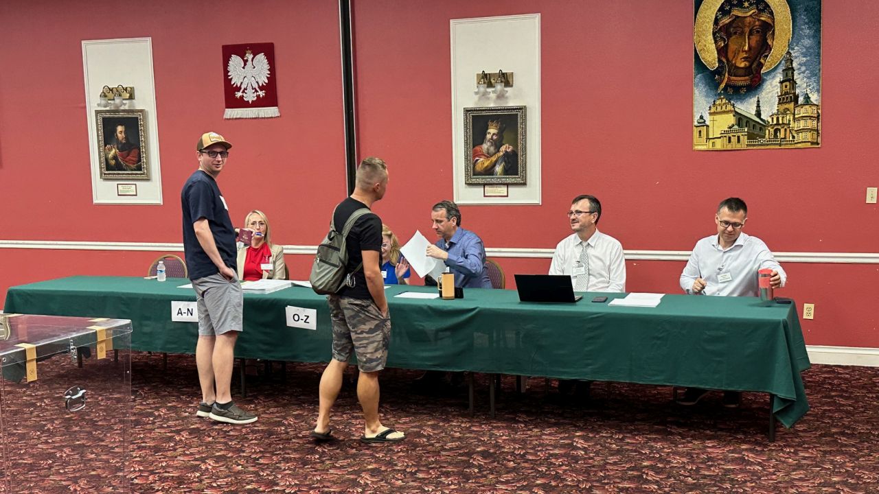 Za granicą szansa na rekordową frekwencję w drugiej turze wyborów - przekazał resort dyplomacji. MSZ przypomina, że do zagłosowania potrzebny jest ważny dokument potwierdzający tożsamość: