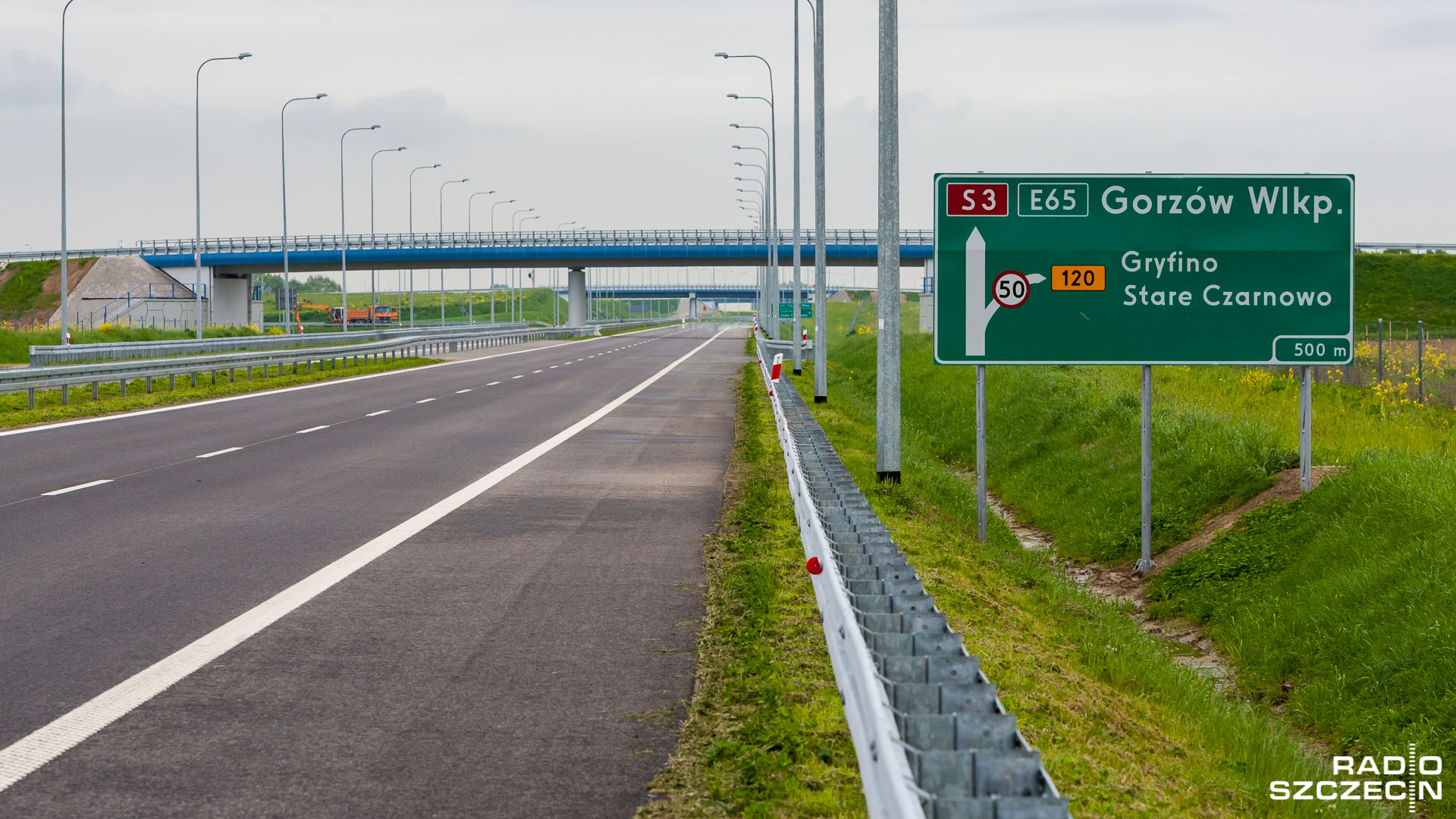 Utrudnienia na trasie S3. Między węzłami Klucz i Gryfino doszło do awarii ciężarówki, przewożącej spory ładunek.