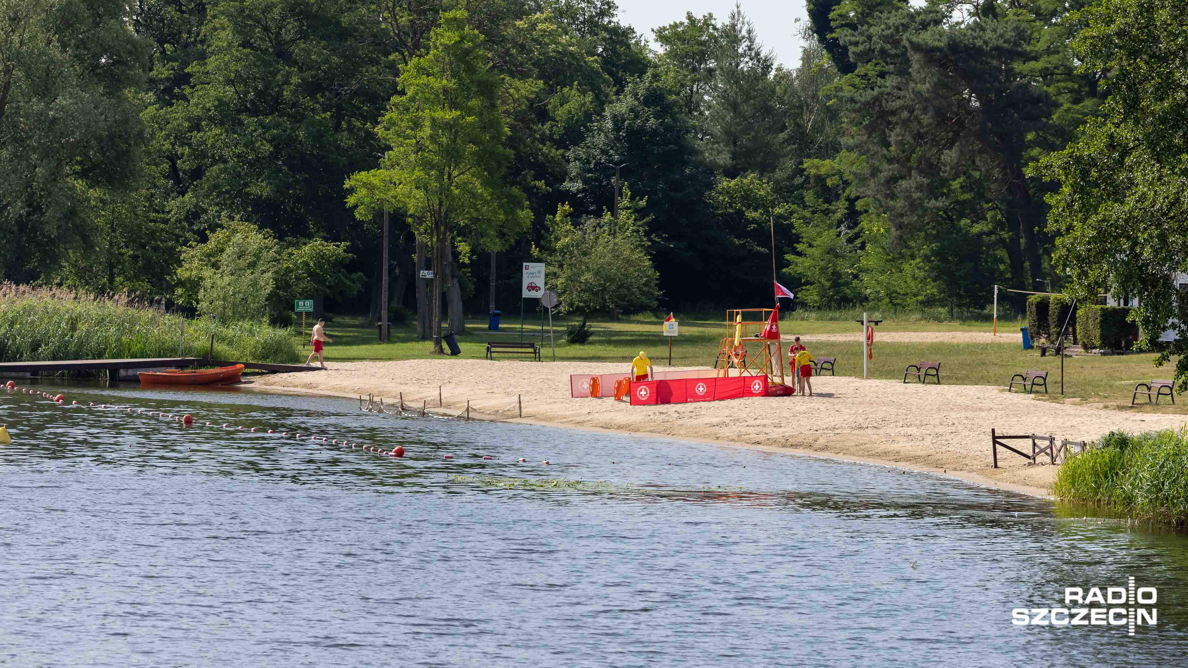 Czerwona flaga na szczecińskim Dziewokliczu - ponownie przez sinice. Zakaz kąpieli obowiązuje do odwołania.