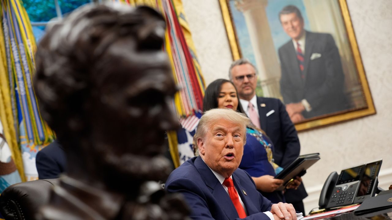 Zarys umowy handlowej zawartej między przewodniczącą Komisji Europejskiej Ursulą von der Leyen a prezydentem USA Donaldem Trumpem jest dobry i pozwala zapobiec wojnie celnej, która byłaby szkodliwa dla sektora motoryzacyjnego - skomentował w niedzielę kanclerz Niemiec Friedrich Merz porozumienie między UE a USA.