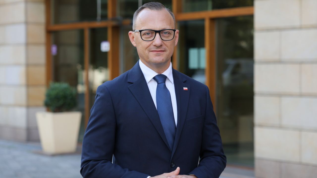 Na ten moment czekało wielu Polaków. Urzędy Stanu Cywilnego otrzymały nowe wzory dokumentów, które umożliwiają transkrypcję aktu małżeństw jednopłciowych zawartych za granicą. Rozporządzenie przygotowane przez ministra cyfryzacji komentują politycy.