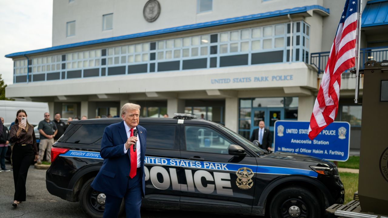 Ponad połowa Amerykanów uważa, że działania prezydenta Donalda Trumpa na rzecz ograniczenia przestępczości w stolicy USA są uzasadnione - wynika z najnowszego sondażu HarvardHarris. Badanie pokazuje wyraźny podział opinii w zależności od sympatii partyjnych.