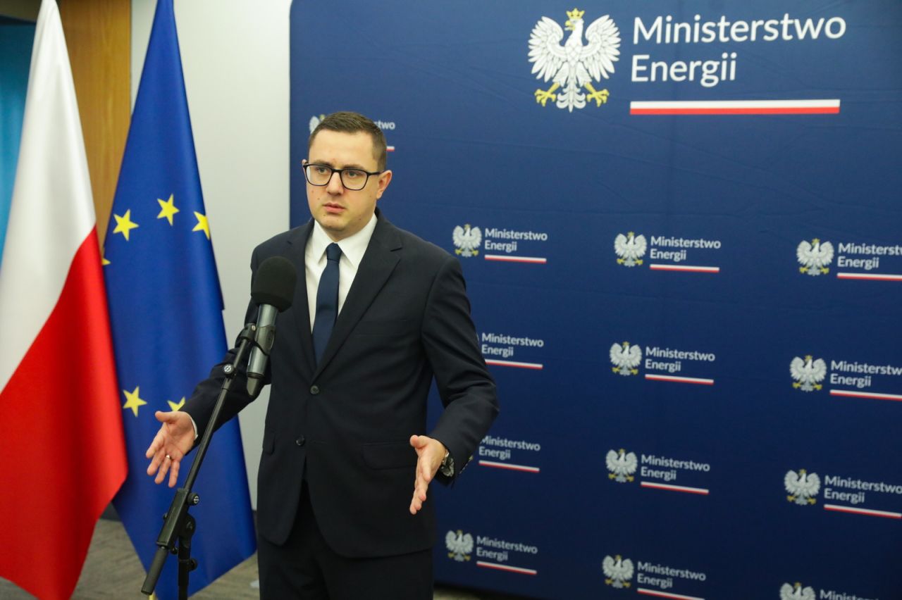 Nie przewidujemy powrotu do programu osłonowego CPN - powiedział w Polskim Radiu Kraków minister energii Miłosz Motyka.