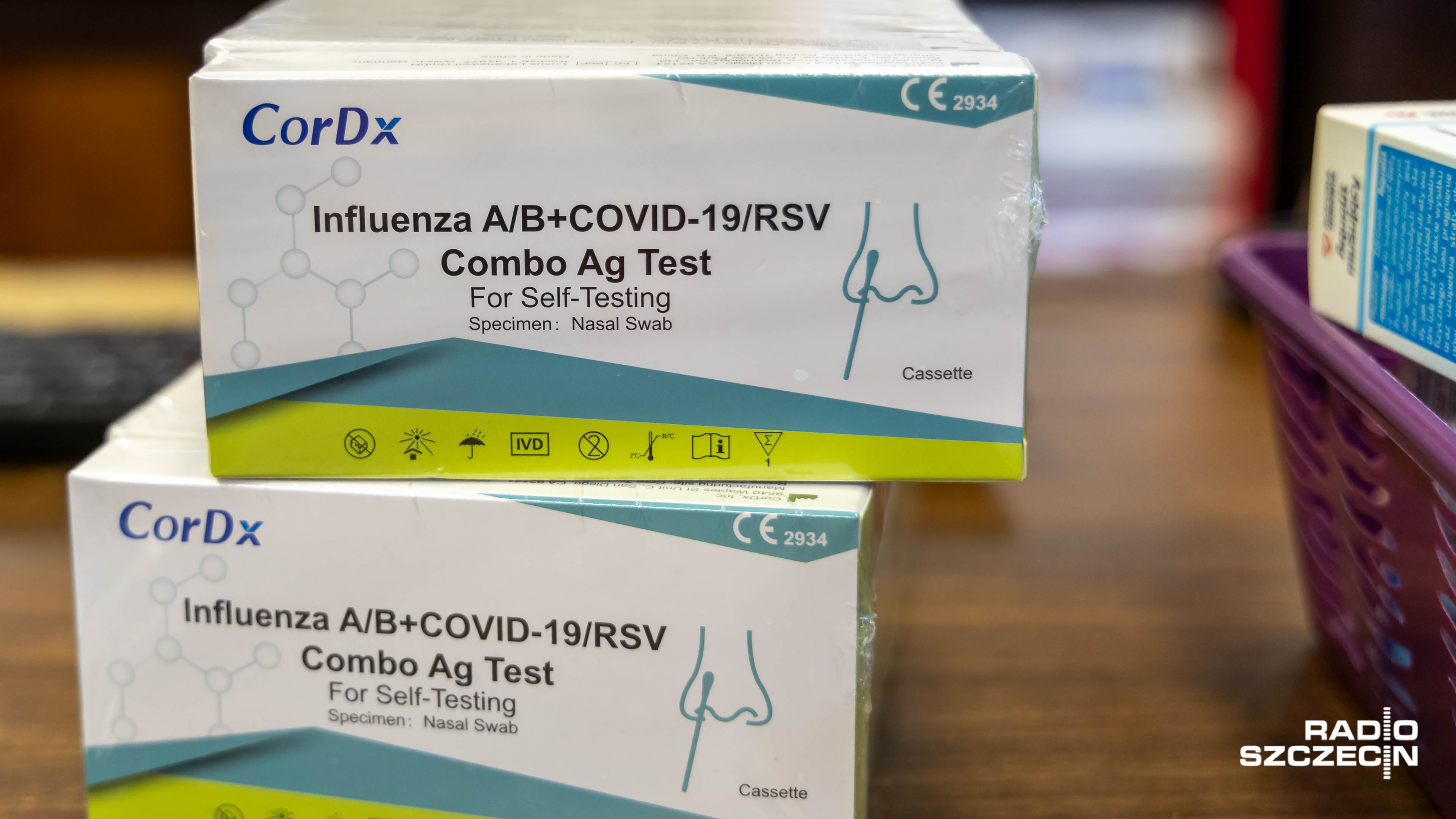 Rośnie liczba infekcji wirusowych. W ostatnim tygodniu odnotowano 50 tysięcy zachorowań na koronawirusa, ale zakażeń jest więcej, bo wiele osób nie zgłasza się do lekarza - mówił Główny Inspektor Sanitarny doktor Paweł Grzesiowski.