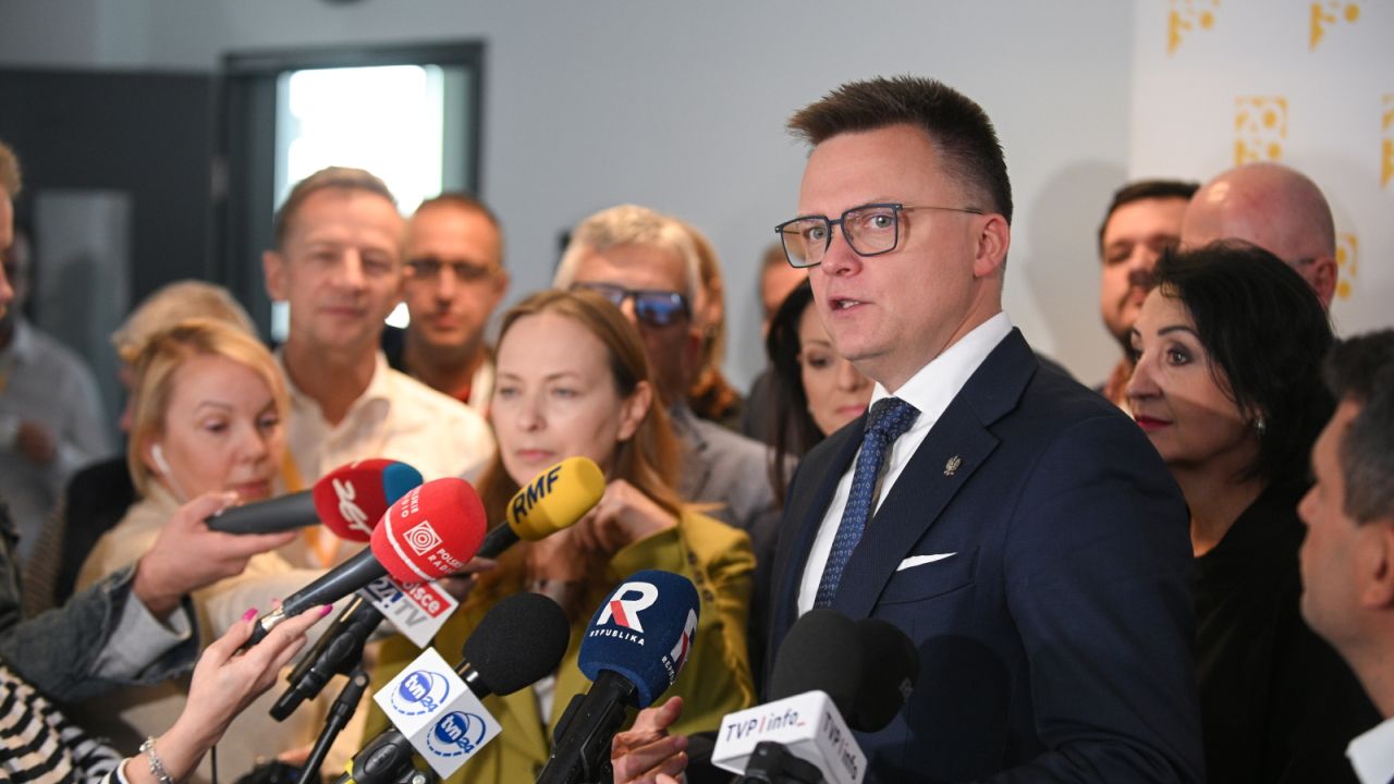 Marszałek Sejmu Szymon Hołownia nie stawił się w poniedziałek na przesłuchanie w warszawskiej prokuraturze okręgowej ws. słów o zamachu stanu z lipca tego roku. Jego pełnomocnik mec. Filip Curyło wskazywał m.in., że Hołownia udzielił już odpowiedzi na wszystkie pytania prokuratury.