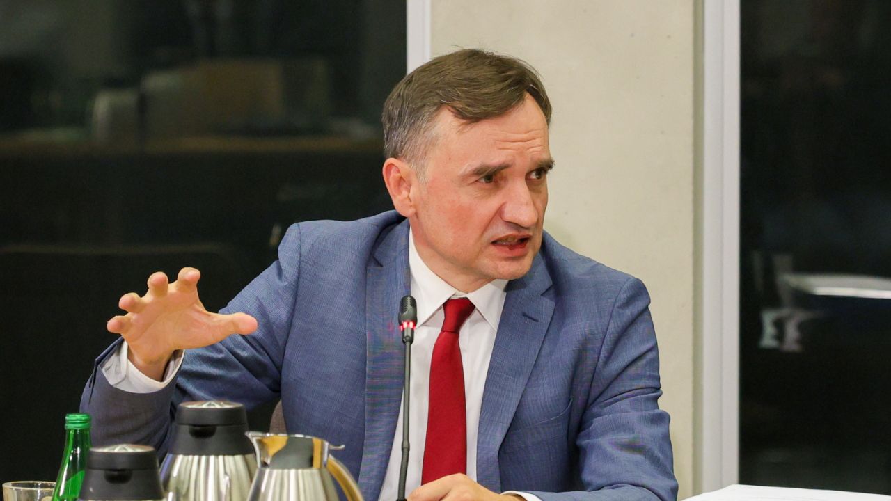 Prokurator skierował w czwartek do sądu wniosek o zastosowanie tymczasowego aresztowania wobec podejrzanego byłego szefa MS i posła Zbigniewa Ziobry. O skierowaniu wniosku poinformował rzecznik Prokuratury Krajowej prok. Przemysław Nowak.