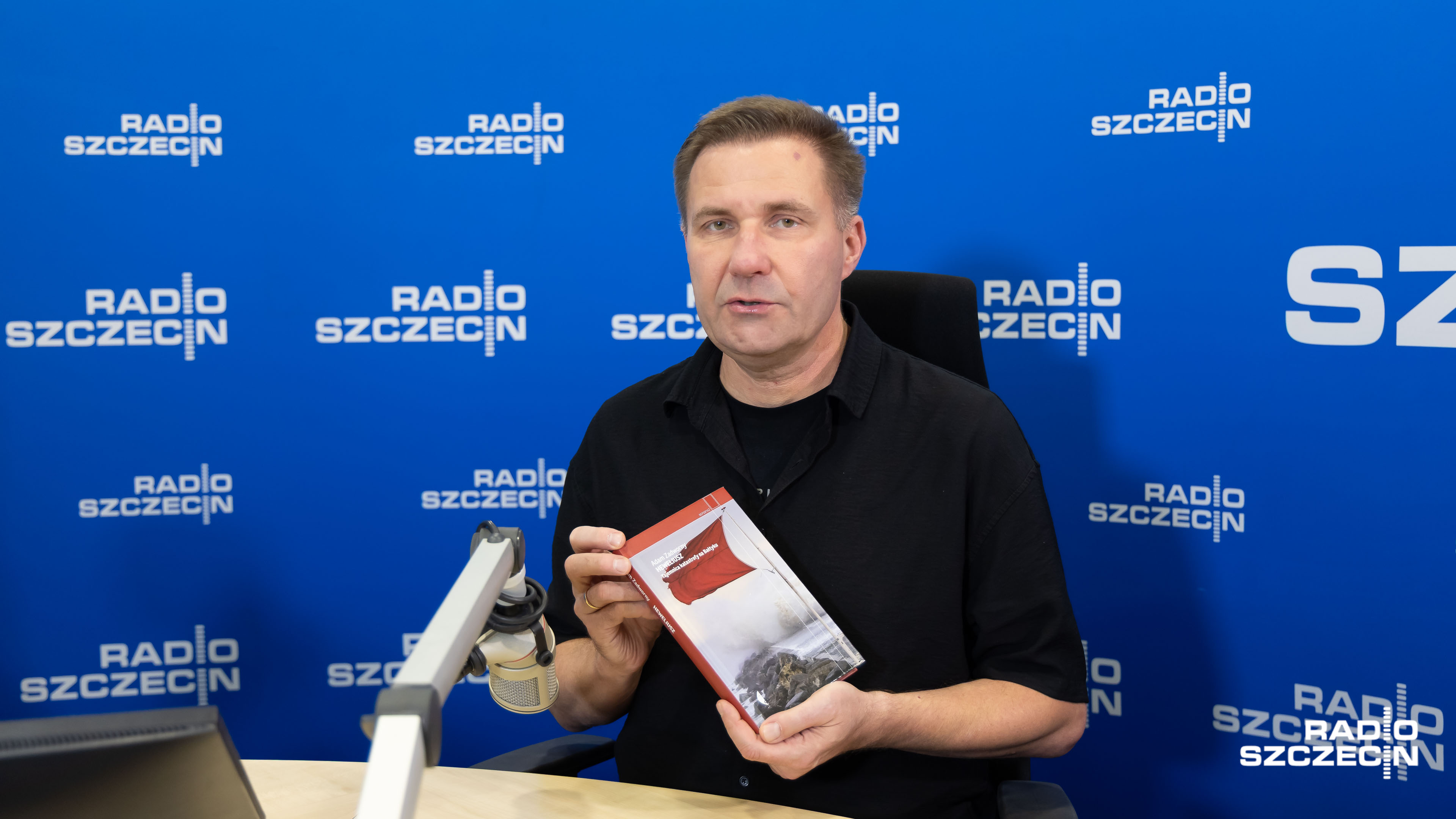 Adam Zadworny został zwycięzcą Plebiscytu Czytelników Nagrody Literackiej Jantar za 2024 rok. Doceniono jego reportaż Heweliusz. Książka ma też szansę na nagrodę główną.