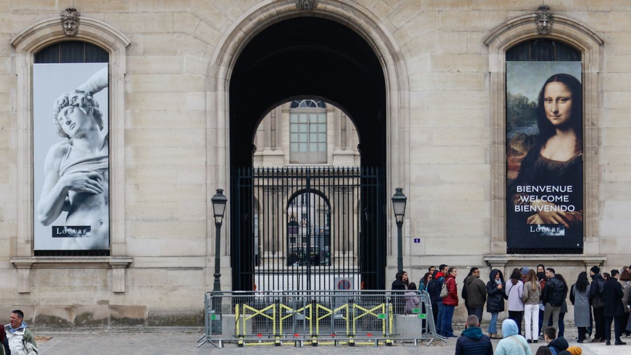 Postępy w śledztwie dotyczącym spektakularnego włamania do Luwru. W miniony weekend poinformowano o kolejnej fali zatrzymań w tej sprawie i postawieniu zarzutów czterem podejrzanym. Wciąż nie odnaleziono jednak klejnotów, które zostały skradzione z paryskiego muzeum.