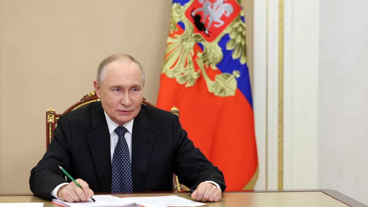 Moskwa powtarza - wojna skończy się, gdy ukraińska armia opuści Donbas. Kijów zapowiada, że nie zgodzi się na oddanie swoich ziem Rosji. W najbliższych dniach ma dojść do rozmów na temat warunków pokoju wysłanników Waszyngtonu z delegacjami rosyjskimi i ukraińskimi.