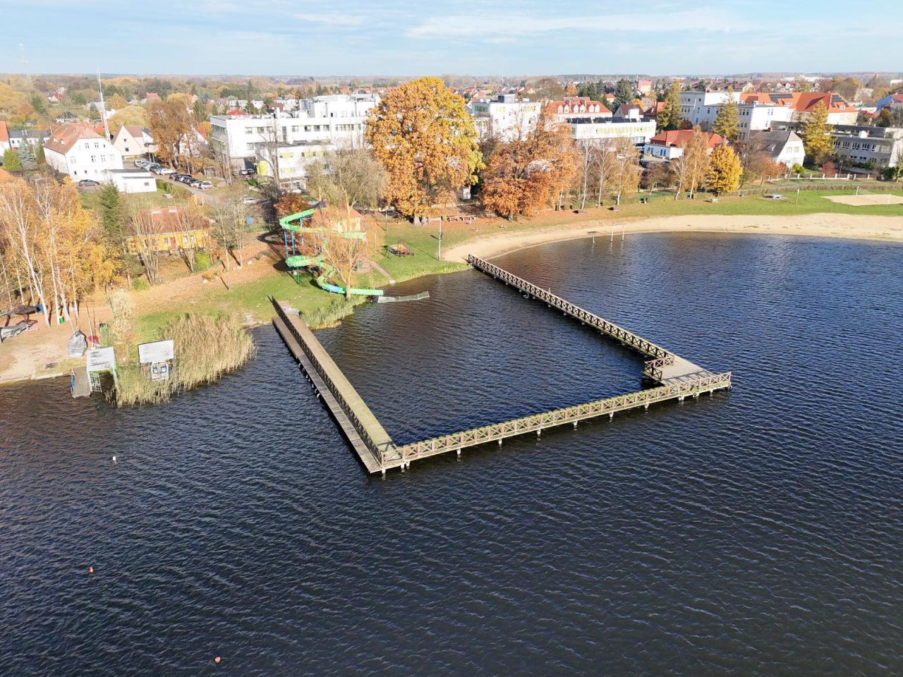Na przełomie marca i kwietnia rozpocząć ma się przebudowa kanalizacji sanitarnej w Nowogardzie. Stary system był niewydolny i powodował zanieczyszczenie Jeziora Nowogardzkiego.