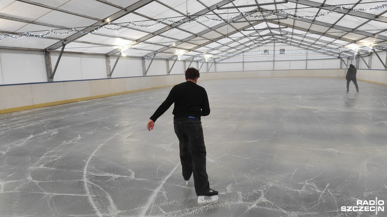 Lodowisko w Kołobrzegu znów jest dostępne dla mieszkańców i turystów.