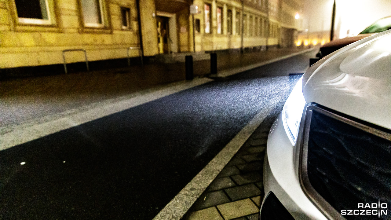200 złotych mandatu i 2 punkty karne. Tyle może kosztować kierowców jazda na światłach dziennych w trudnych warunkach drogowych. Policjanci apelują, aby zwracać na to uwagę.