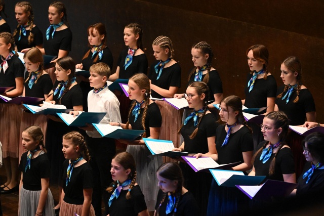 Chór Don Diri Don Zachodniopomorskiego Uniwersytetu Technologicznego w Szczecinie. Fot. Marcin Bielecki Owacyjne przyjęcie „Don Diri Don” i „West Side Sinfonietty” w Filharmonii [ZDJĘCIA]