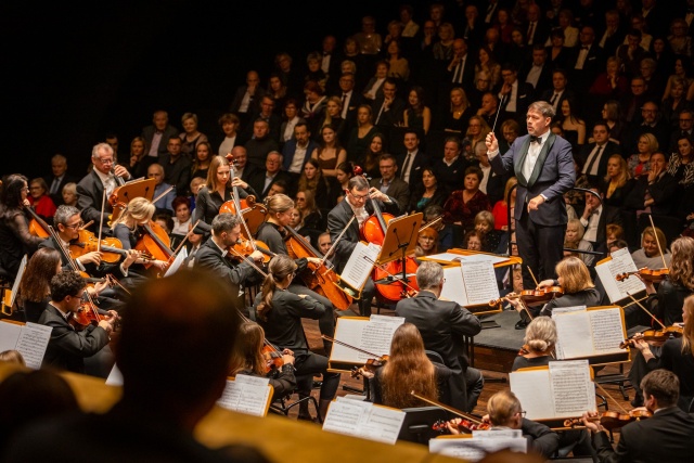 Przemysław Neumann dyryguje Orkiestrą Symfoniczną Filharmonii im. Mieczyslawa Karłowicza w Szczecinie. Fot. Sebastin Wołosz Walce, marsze, polki Straussa i standardy jazzowe na Koncercie Prezydenckim w Filharmonii [ZDJĘCIA]