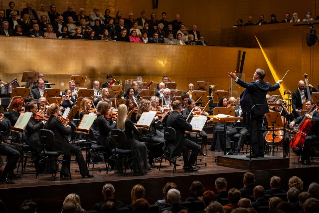 Orkiestra Symfoniczna Filharmonii im. Mieczysława Karłowicza w Szczecinie pod dyrekcją Przemysława Neumanna. Fot. Sebastian Wołosz Walce, marsze, polki Straussa i standardy jazzowe na Koncercie Prezydenckim w Filharmonii [ZDJĘCIA]