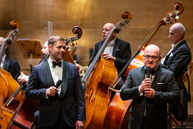 Piotr Krzystek (od prawej) – prezydent Szczecina i Przemysław Neumann – dyrektor naczelny i artystyczny Filharmonii w Szczecinie zapraszają melomanów na koncert. Fot. Sebastian Wołosz Walce, marsze, polki Straussa i standardy jazzowe na Koncercie Prezydenckim w Filharmonii [ZDJĘCIA]