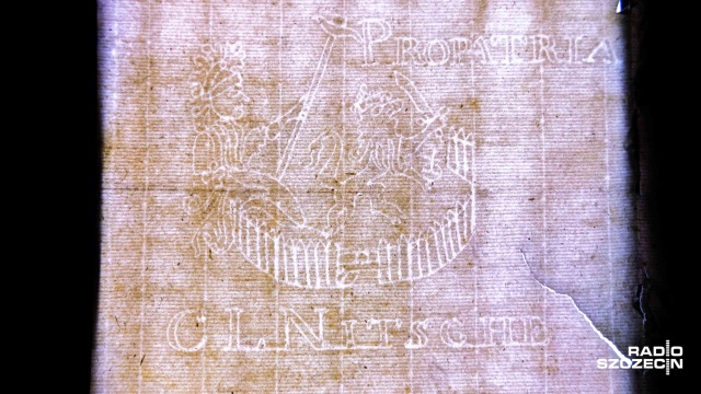 Fot. Robert Stachnik [Radio Szczecin] Robotnicy znaleźli kilkuwiekowe dokumenty na strychu. Trafiły do Archiwum Państwowego [WIDEO, ZDJĘCIA]