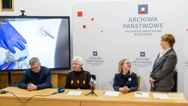 Fot. Robert Stachnik [Radio Szczecin] Robotnicy znaleźli kilkuwiekowe dokumenty na strychu. Trafiły do Archiwum Państwowego [WIDEO, ZDJĘCIA]