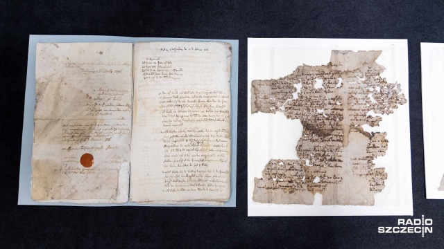 Fot. Robert Stachnik [Radio Szczecin] Robotnicy znaleźli kilkuwiekowe dokumenty na strychu. Trafiły do Archiwum Państwowego [WIDEO, ZDJĘCIA]
