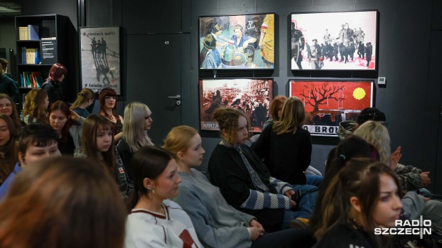 Fot. Robert Stachnik [Radio Szczecin] Plakaty poświęcone żołnierzom AK. Wystawa w Przełomach [WIDEO, ZDJĘCIA]