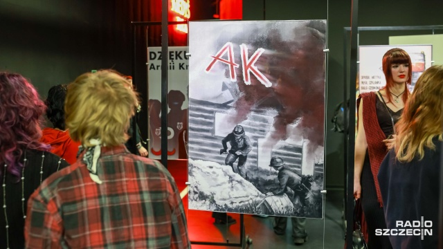 Fot. Robert Stachnik [Radio Szczecin] Plakaty poświęcone żołnierzom AK. Wystawa w Przełomach [WIDEO, ZDJĘCIA]
