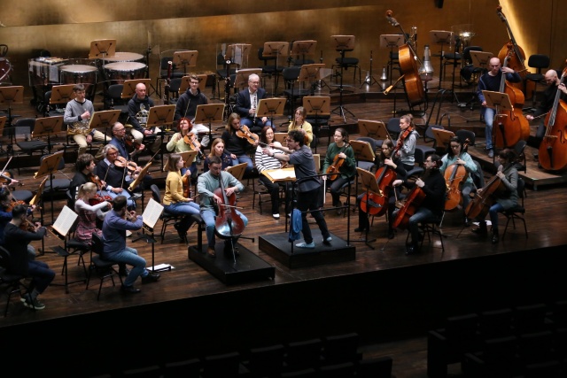 Tomasz Daroch – wiolonczelista z Orkiestrą Symfoniczną Filharmonii w Szczecinie pod batutą Sergey’a Simakova na próbie generalnej przed koncertem (21 lutego 2025). Fot. Leszek Konicki Wiolonczelista Tomasz Daroch zaprasza w środku karnawału do Filharmonii [ZDJĘCIA]
