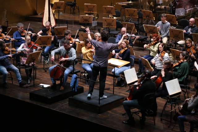 Tomasz Daroch – wiolonczelista z Orkiestrą Symfoniczną Filharmonii w Szczecinie pod batutą Sergey’a Simakova na próbie generalnej przed koncertem (21 lutego 2025). Fot. Leszek Konicki Wiolonczelista Tomasz Daroch zaprasza w środku karnawału do Filharmonii [ZDJĘCIA]