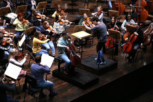 Tomasz Daroch – wiolonczelista z Orkiestrą Symfoniczną Filharmonii w Szczecinie pod batutą Sergey’a Simakova na próbie generalnej przed koncertem (21 lutego 2025). Fot. Leszek Konicki Wiolonczelista Tomasz Daroch zaprasza w środku karnawału do Filharmonii [ZDJĘCIA]
