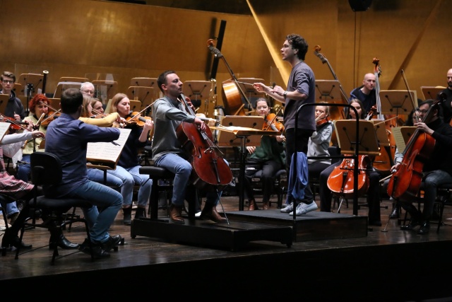 Tomasz Daroch – wiolonczelista z Orkiestrą Symfoniczną Filharmonii w Szczecinie pod batutą Sergey’a Simakova na próbie generalnej przed koncertem (21 lutego 2025). Fot. Leszek Konicki Wiolonczelista Tomasz Daroch zaprasza w środku karnawału do Filharmonii [ZDJĘCIA]