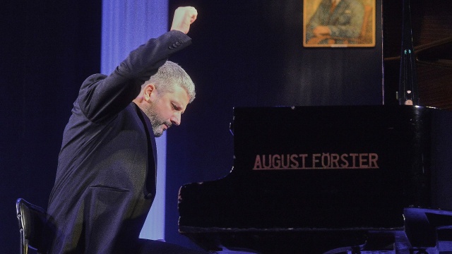 Wojciech Kubica – pianista. Fot. Natalia Korniłowa Wojciech Kubica z Chopinem w Willi Lentza w Szczecinie