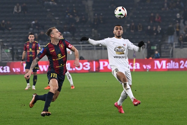 Piłkarz Pogoni Szczecin Kamil Grosicki (L) i Akim Zedadka (P) z Piasta Gliwice podczas meczu ćwierćfinałowego Pucharu Polski. PAP/Marcin Bielecki Pogoń podbiła Piasta [ZDJĘCIA]