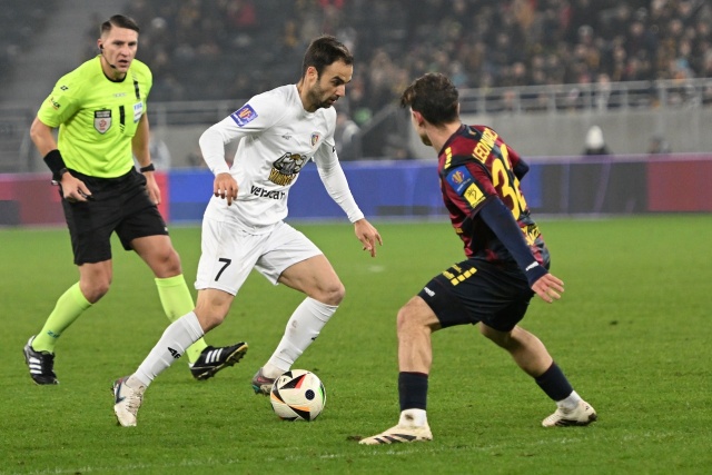 Piłkarz Pogoni Szczecin Leonardo Koutris (P) i Jorge Felix (C) z Piasta Gliwice oraz sędzia Wojciech Myć (L) podczas meczu ćwierćfinałowego Pucharu Polski. PAP/Marcin Bielecki Pogoń podbiła Piasta [ZDJĘCIA]