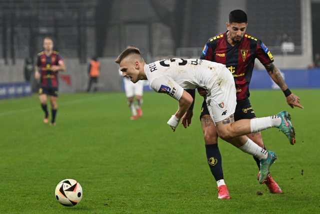 Piłkarz Pogoni Szczecin Leo Borges (tył) i Maciej Rosołek (przód) z Piasta Gliwice podczas meczu ćwierćfinałowego Pucharu Polski. PAP/Marcin Bielecki Pogoń podbiła Piasta [ZDJĘCIA]