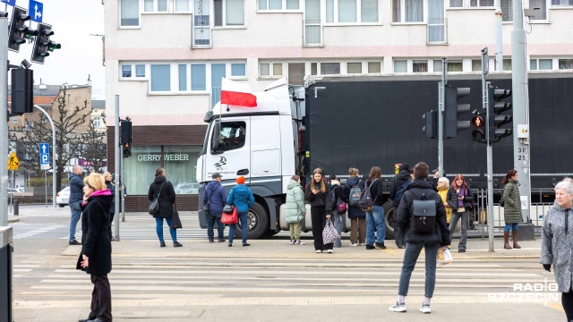 Fot. Robert Stachnik [Radio Szczecin] Zablokowane centrum Szczecina. Protest transportowców [WIDEO, ZDJĘCIA]