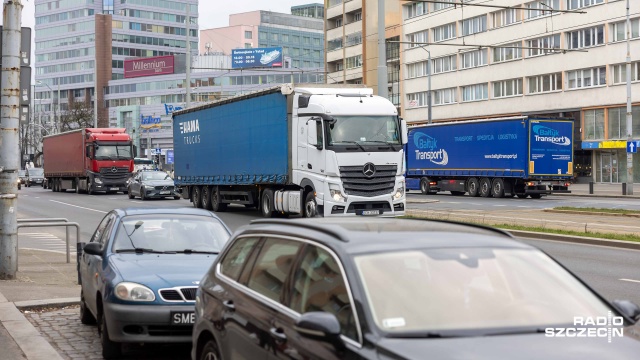 Fot. Robert Stachnik [Radio Szczecin] Zablokowane centrum Szczecina. Protest transportowców [WIDEO, ZDJĘCIA]