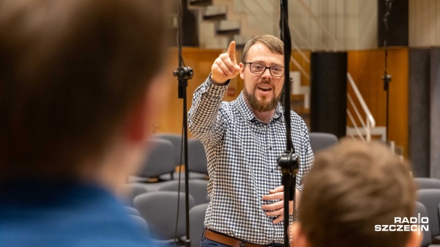 Kamil Szałata – dyrygent Chóru Chłopięcego „Słowiki” w Studiu Koncertowym im. Jana Szyrockiego Radia Szczecin. Fot. Robert Stachnik [Radio Szczecin] Będzie płyta Chóru Chłopięcego „Słowiki” na 65-lecie istnienia [ZDJĘCIA]