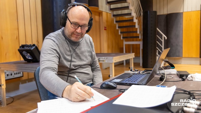 Witol Mickiewicz – reżyser nagrania w Studiu Koncertowym im. Jana Szyrockiego Radia Szczecin. Fot. Robert Stachnik [Radio Szczecin] . Fot. Robert Stachnik [Radio Szczecin] Będzie płyta Chóru Chłopięcego „Słowiki” na 65-lecie istnienia [ZDJĘCIA]