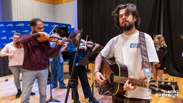 Konrad Słoka – wokalista, multiinstrumentalista, kompozytor i autor tekstów z Baltic Neopolis Orchestrą na próbie generalnej przed występem w Studiu Koncertowym im. Jana Szyrockiego Radia Szczecin. Fot. Robert Stachnik [Radio Szczecin] „Syreni śpiew” Konrada Słoki i Baltic Neopolis Orchestry w Radiu Szczecin [ZDJĘCIA]
