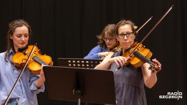 Emilia Goch-Salvador – altowiolistka (od prawej) z Baltic Neopolis Orchestrą na próbie generalnej przed występem w Studiu Koncertowym im. Jana Szyrockiego Radia Szczecin. Fot. Robert Stachnik [Radio Szczecin] „Syreni śpiew” Konrada Słoki i Baltic Neopolis Orchestry w Radiu Szczecin [ZDJĘCIA]