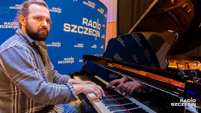 Sawaszkiewicz – pianista, aranżer z Baltic Neopolis Orchestrą na próbie generalnej przed występem w Studiu Koncertowym im. Jana Szyrockiego Radia Szczecin. Fot. Robert Stachnik [Radio Szczecin] „Syreni śpiew” Konrada Słoki i Baltic Neopolis Orchestry w Radiu Szczecin [ZDJĘCIA]