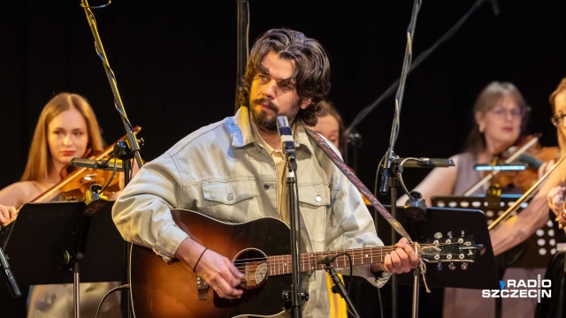 Konrad Słoka – wokalista, multiinstrumentalista, kompozytor i autor tekstów. Fot. Robert Stachnik [Radio Szczecin] Konrad Słoka i Baltic Neopolis Orchestra gorąco oklaskiwani w Studiu Koncertowym Radia Szczecin [ZDJĘCIA]
