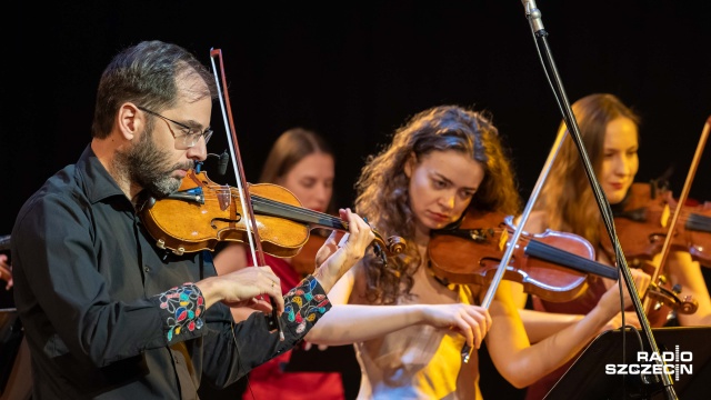 Emanuel Salvador – koncertmistrz Baltic Neopolis Orchestry. Fot. Robert Stachnik [Radio Szczecin] Konrad Słoka i Baltic Neopolis Orchestra gorąco oklaskiwani w Studiu Koncertowym Radia Szczecin [ZDJĘCIA]